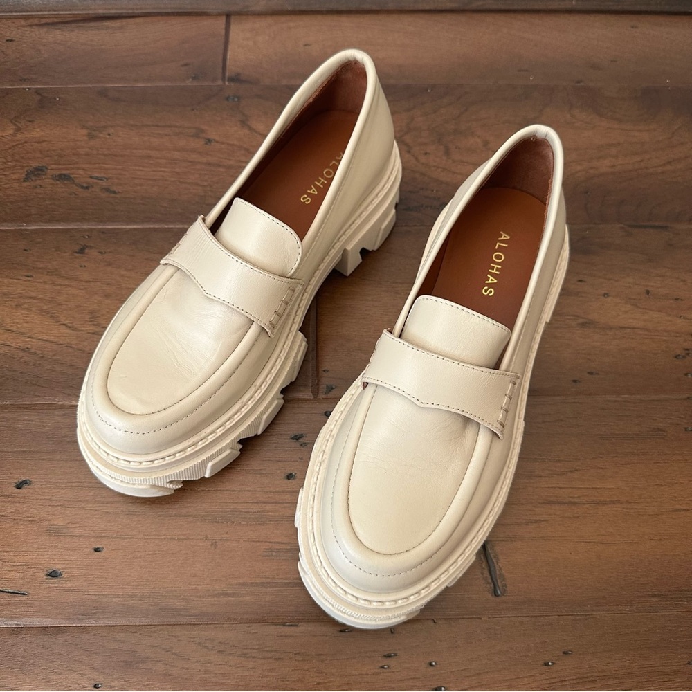 ALOHAS Chunky Leather Loafer in Cream Size 8